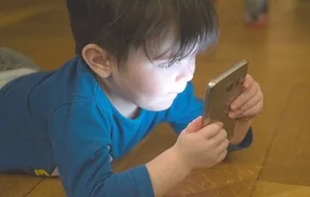 enfant consultant un écran