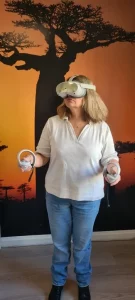 Femme en séance de thérapie virtuelle avec le casque et les manettes